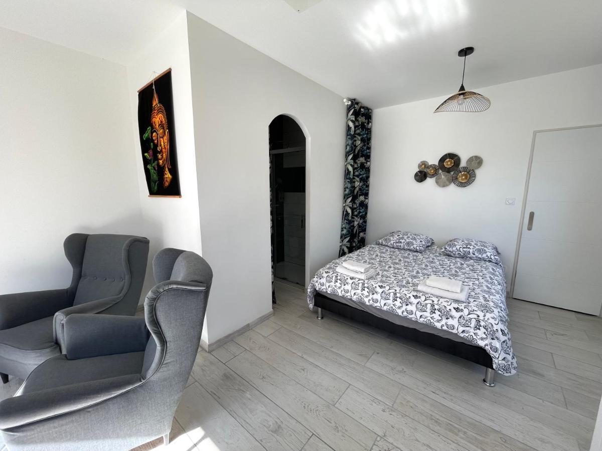 Siam Mahanakhon Appart & Spa Rieux-de-Pelleport Bagian luar foto